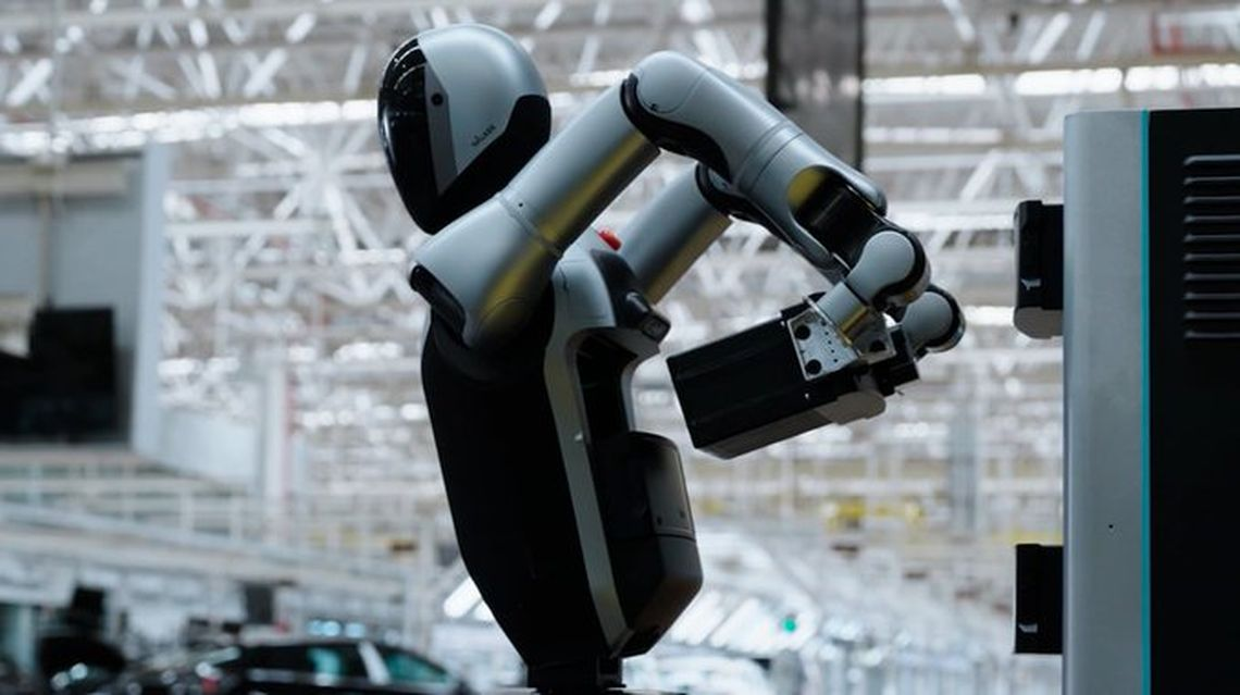 Presentaron un robot humanoide capaz de cambiar su batería sin intervención humana