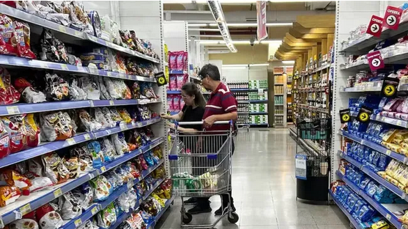 El consumo masivo cayó en junio por sexto mes consecutivo y acumuló una baja de casi 3%