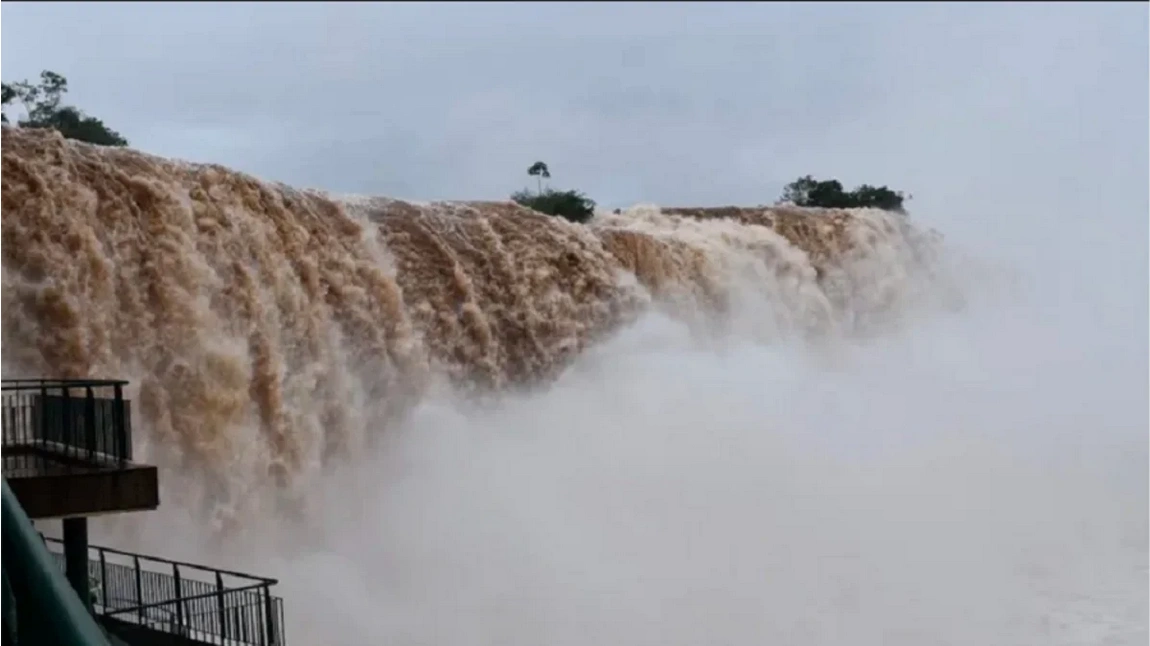 Cataratas del Iguazú: la crecida del río obligó a cerrar la Garganta del Diablo