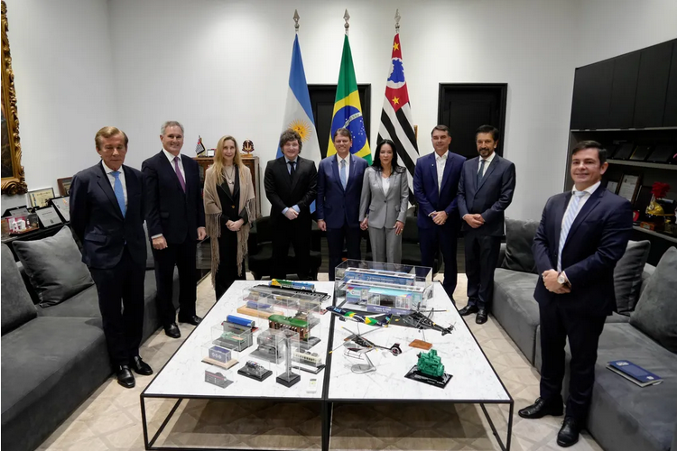 Javier Milei respaldó la candidatura de Flávio Bolsonaro y atacó a Lula: "Basura calva"