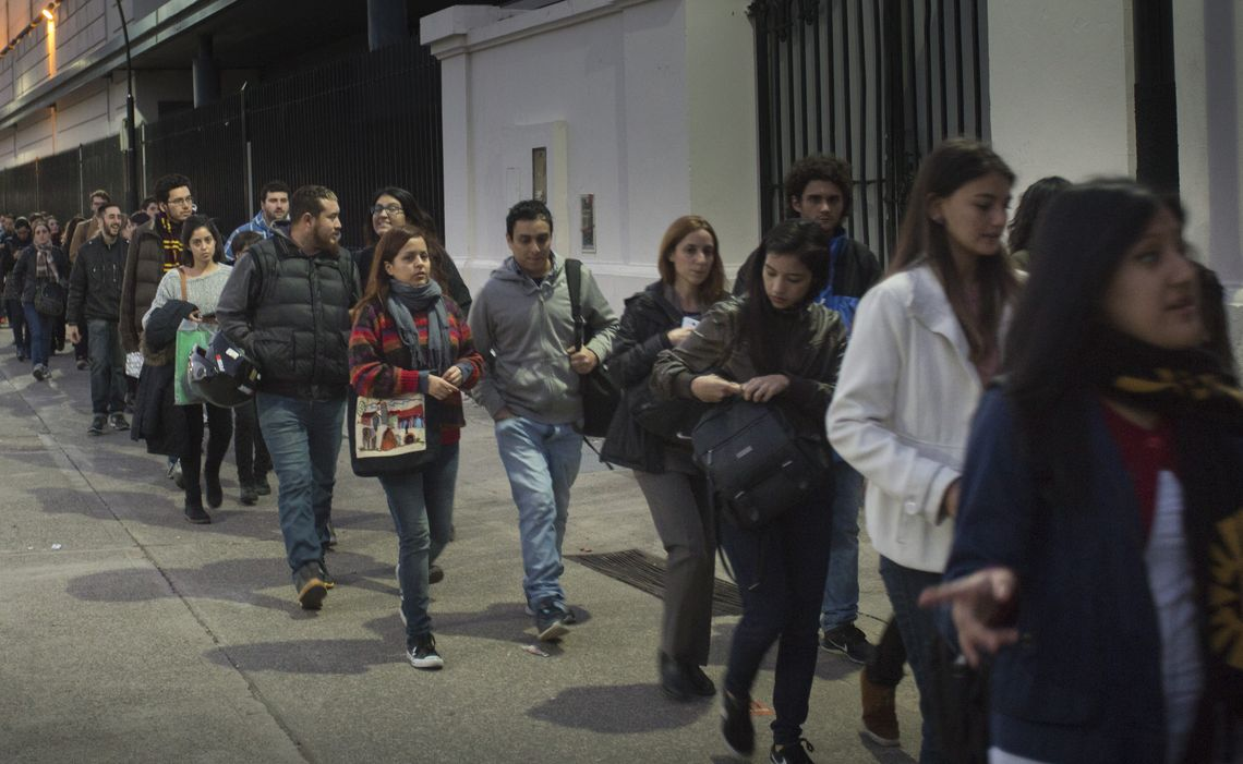 Cayó el empleo formal y el salario mínimo perdió 40% de poder adquisitivo