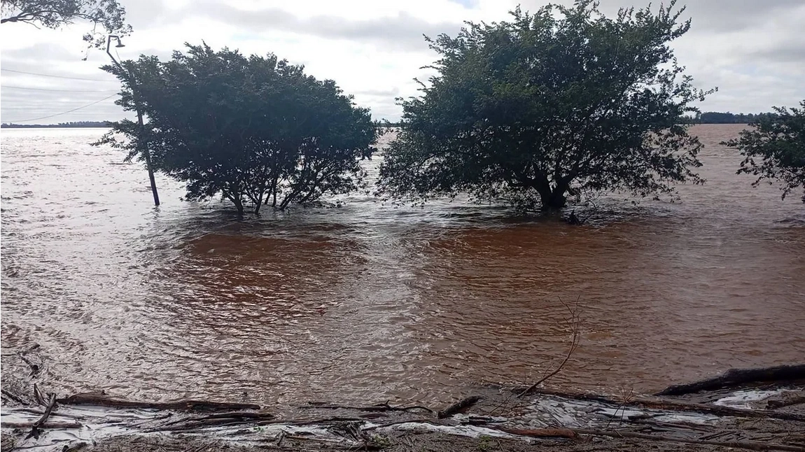 El río Uruguay no da tregua: cuatro ciudades correntinas siguen afectadas por la creciente