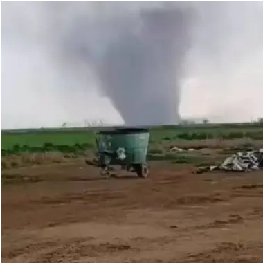 Temporal en Santa Fe: tornado, piedras y un camión volcado en autopista