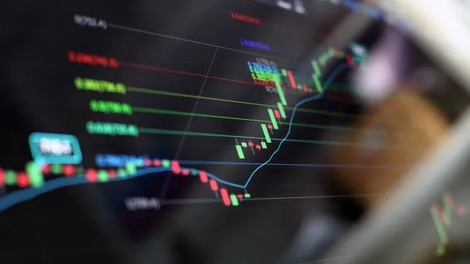 El riesgo país baja más de 4% ante la suba de los bonos en dólares y los ADRs operan con disparidad