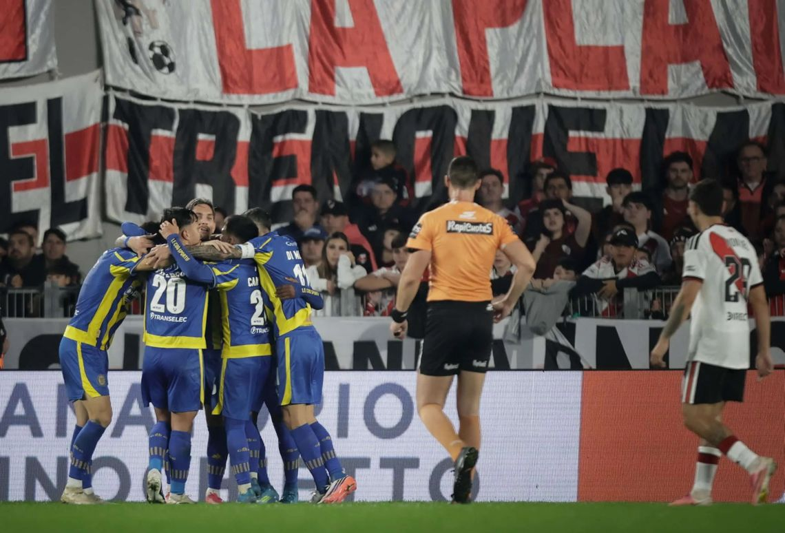 River, en caída libre: perdió con Central y el Monumental explotó