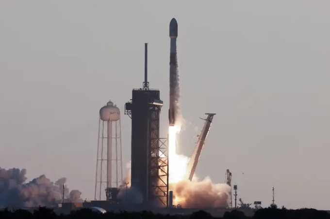 Un cohete de Elon Musk chocará contra la Luna y dejará un cráter