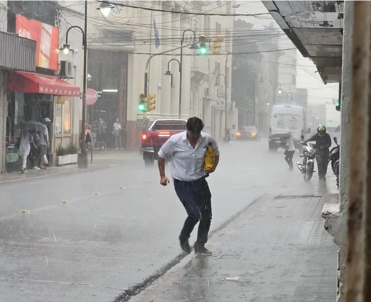 Corrientes quedó bajo doble alerta por tormentas y vientos fuertes