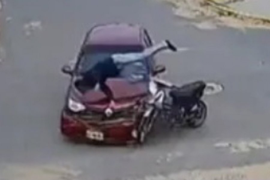 Corrientes: Impactante choque contra un auto y el ‘vuelo’ de un motociclista