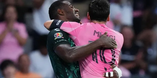 A puro abrazo: el emotivo gesto de los jugadores de León con Lionel Messi tras eliminar al Inter Miami