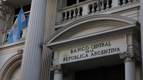 Las compras del BCRA superaron los u$s200 millones en agosto, pero la caída del oro presionó a las reservas