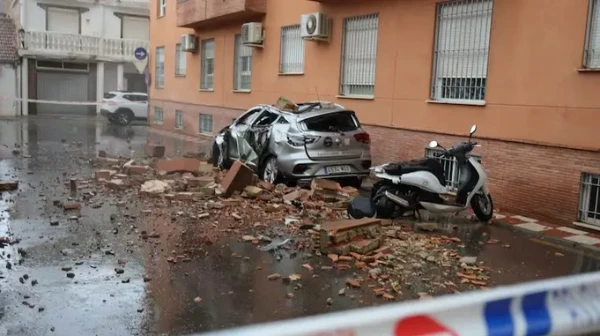 España despertó con un sismo de 5,2 que provocó derrumbes y escenas de tensión