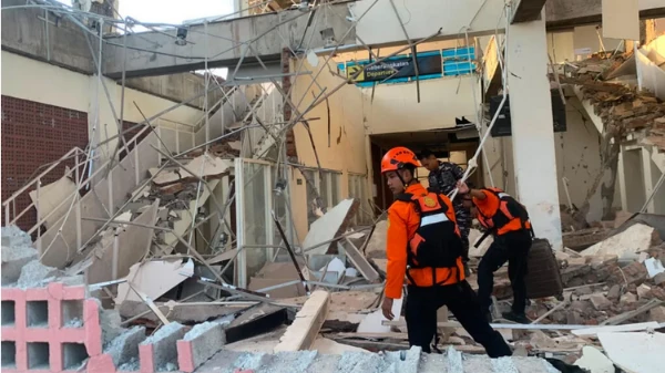 Un terremoto de magnitud 7,7 golpeó la costa de Indonesia: casi 40 muertos