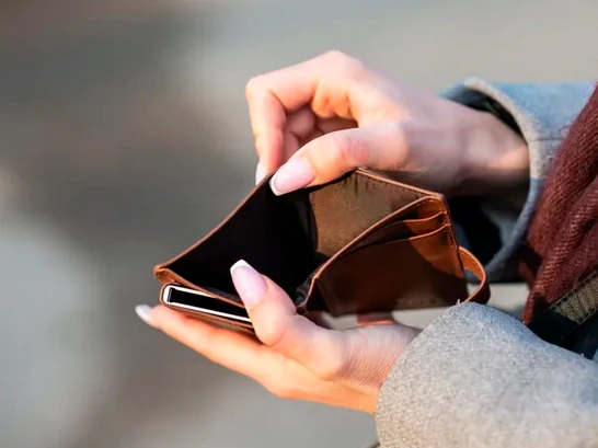 En el último semestre 62% de los argentinos tomó deuda para cubrir gastos básicos como alimentos y servicios