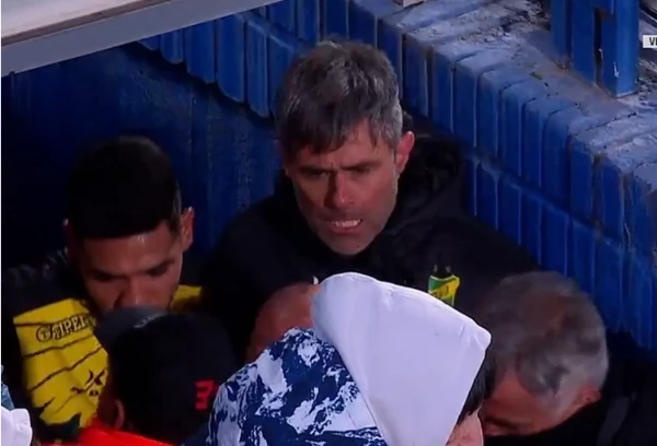 Guillermo Barros Schelotto fue a buscar a Julio Vaccari en el túnel tras el partido