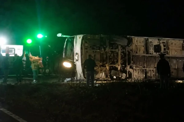 Tragedia en Corrientes: una persona fallecida y heridos tras vuelco de un colectivo