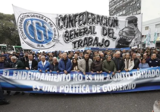 Sindicatos y movimientos sociales marchan al Ministerio de Economía contra el endeudamiento de las familias