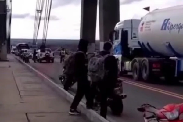 Un hombre bajó de su moto en el Puente Chaco Corrientes y se arrojó al río