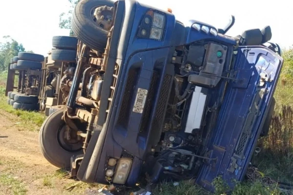 Corrientes: volcó un camión con frutas sobre Ruta Nacional 14