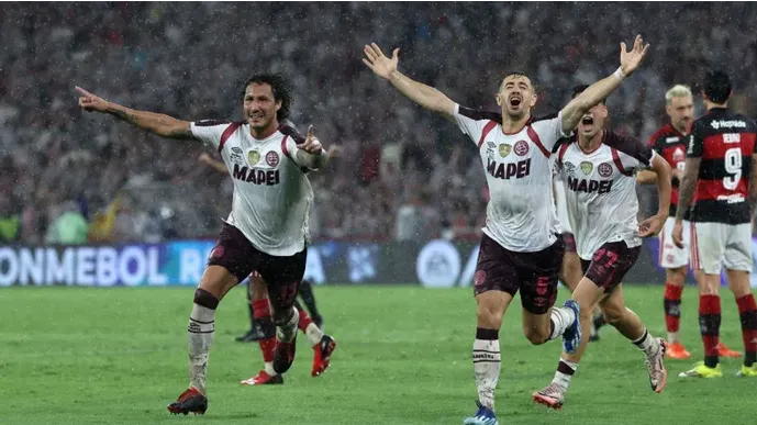 Lanús gritó campeón bajo un diluvio en el Maracaná: histórico y épico triunfo ante Flamengo