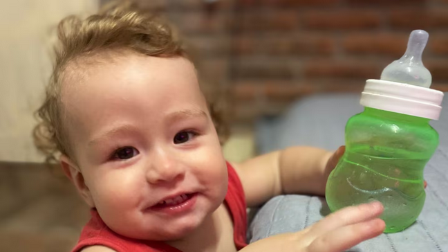 Un bebé de un año se atragantó con una uña postiza y murió: su mamá denuncia que no la dejaron velar