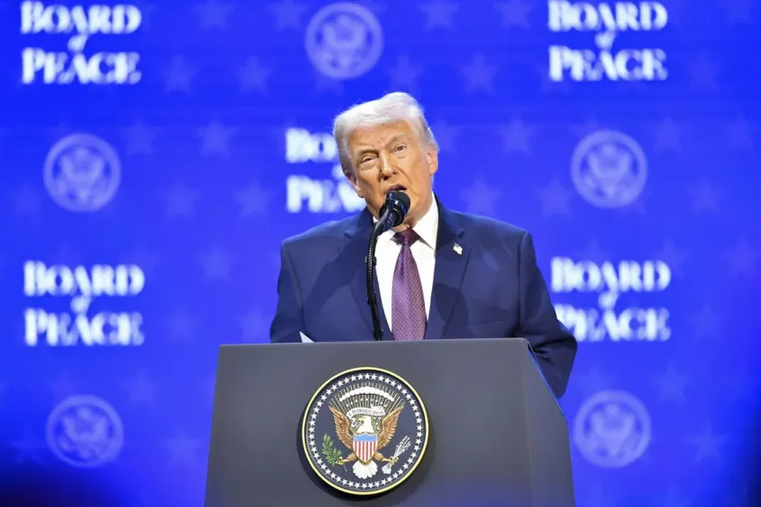 Trump aseguró que tomar el control del suministro de petróleo de Irán es "una opción"