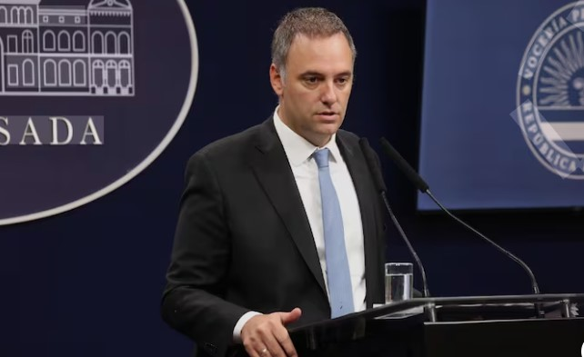 Adorni enfrentará en Diputados más de 4.800 preguntas con Milei en el palco