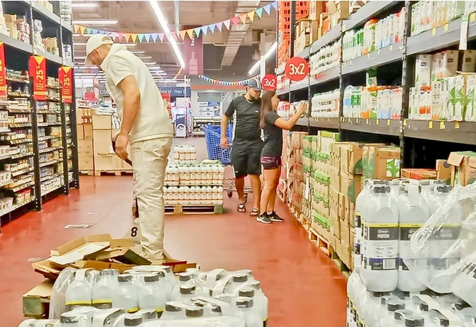 El consumo se hundió 6,3% mensual con fuerte retracción en supermercados