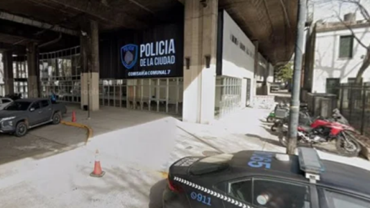 Tragedia en Flores: un camión chocó contra un cartel que cayó desde la autopista y mató a un policía