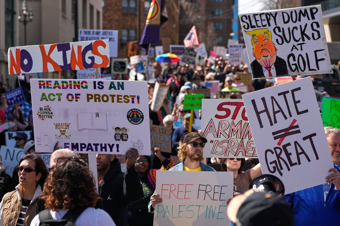 Multitudes marcharon contra Trump bajo la consigna "No Kings"