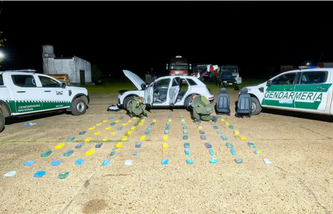 Una mujer transportaba 1.200 millones de pesos en cocaína con su pequeña hijita