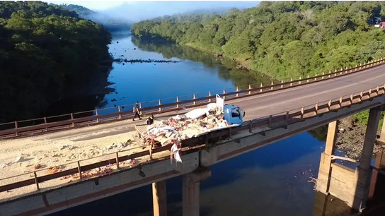 Chocaron dos camiones en un puente curvo de Misiones y cortaron la Ruta 12