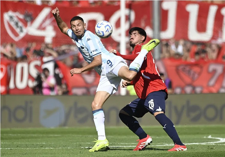 Cómo llega Racing Del otro lado, la Academia se muestra el ánimo en alza y un presente mucho más sólido. El conjunto de Gustavo Costas acumula nueve partidos sin perder (seis victorias y tres empates) y viene de avanzar en la Copa Argentina. Tras un inicio de año irregular, logró encontrar regularidad y ahora buscará sostener el envión. El equipo también tiene por delante una agenda exigente, con compromisos internacionales en el horizonte, pero primero deberá afrontar este duelo que siempre tiene un peso propio. En ataque, la referencia es Adrián “Maravilla” Martínez, que suma cinco goles en 2026 y llega como una de las principales amenazas.