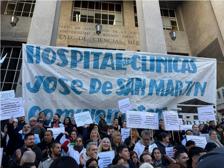 Se realizó un abrazo simbólico al Hospital de Clínicas para denunciar la falta de presupuesto (Foto archivo -24-09-2024)