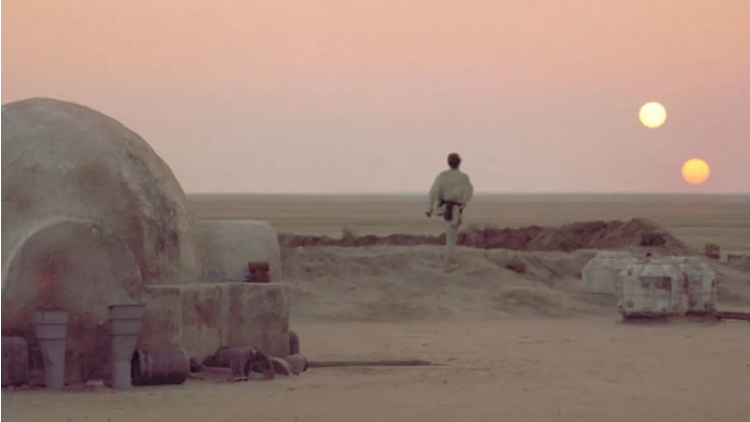 Luke Skywalker (Mark Hamill) observando el atardecer de Tatooine en Star Wars.