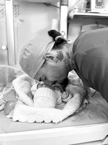 Maluma, el día que nació su primera hija. Foto: @RevistaPODERCol