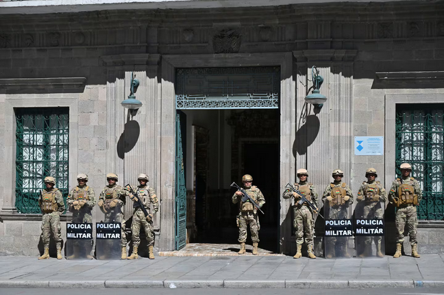 Militares bolivianos custidoan la Casa de Gobierno en La Paz (Foto: REUTERS/Claudia Morales)
