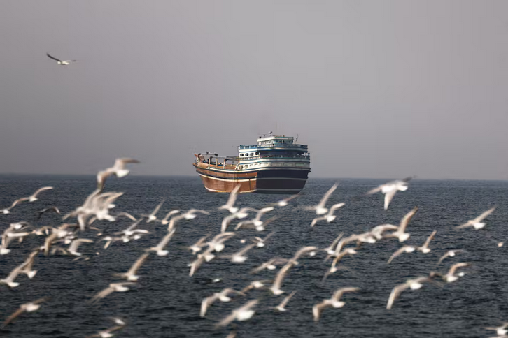 Un barco transita las aguas del estrecho de Ormuz. Foto: REUTERS