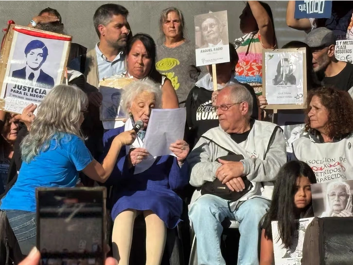 La presidenta de Abuelas leyó el documento final en los 50 años del inicio de la dictadura militar en Argentina. Foto: Cuenta de Twitter @omarbacks