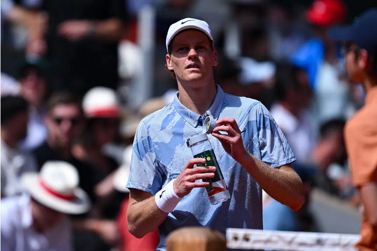 El calor traicionó a Jannik Sinner en el Roland Garros.