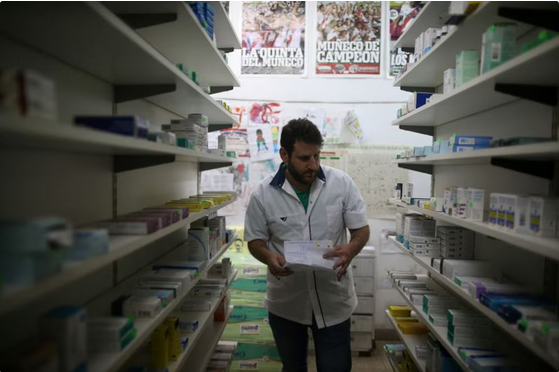 n Farmacias las ventas aumentaron 8,2% por el clima y el aumento de prescripciones médicas, pero cayeron las ventas de cosmética y perfumería REUTERS/Agustin Marcarian