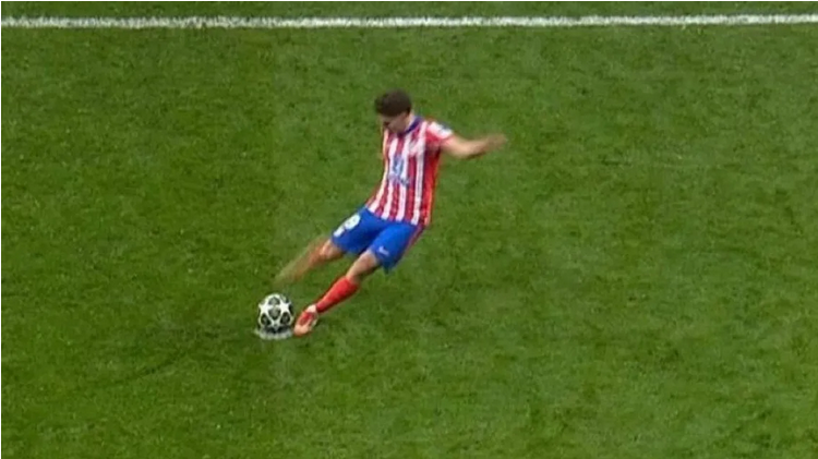 El penal de Julián Álvarez con Atlético de Madrid que derivó en el cambio de reglamentación.