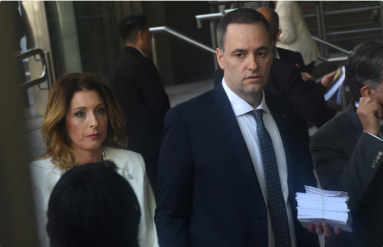 El jefe de Gabinete junto a su esposa, Bettina Angeletti (Nicolás Stulberg)