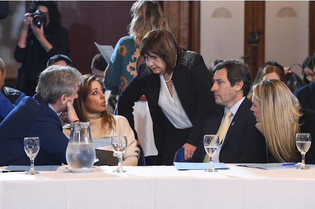 La presión de Villarruel y el reclamo opositor “Esta obligación es, al menos, una vez al mes. Sin embargo, el jefe de Gabinete no lo hace desde que asumiera en noviembre del 2025”, planteó Villarruel al convocar a los jefes de bancada para la semana próxima. La agenda del Senado incluye el proyecto de Inviolabilidad de la Propiedad Privada, solicitado por el ministro de Desregulación, Federico Sturzenegger, y los pliegos ya dictaminados para cubrir cargos judiciales, principalmente en el fuero laboral. Sin embargo, la discusión quedó atravesada por el pedido para que Adorni se presente ante la Cámara alta. Fijar una fecha para su exposición podría funcionar como una primera salida política ante la presión legislativa.