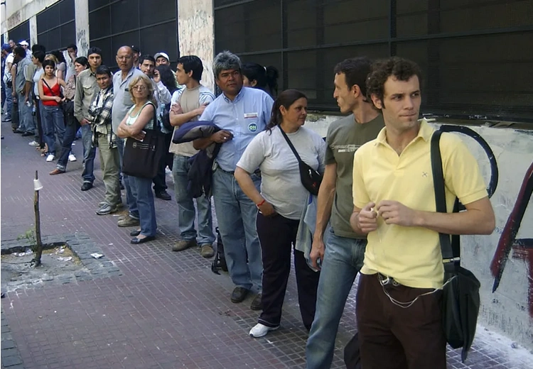 A la pérdida de puestos de empleo se suma el cierre continuo de empresas.