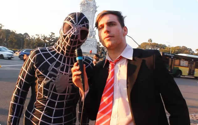 Con una voz ronca, Gaspi recorría las calles porteñas realizando entrevistas improvisadas a desconocidos. Foto: Instagram @gaspipd