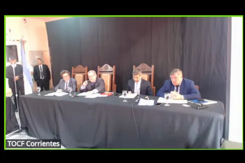 Uno de los principales focos de conflicto volvió a ser la situación de Esteban Federico Rossi Colombo. El psicólogo había protagonizado un episodio similar durante la primera audiencia que se llevó a cabo ayer, cuando no se presentó y apareció recién siete horas después del inicio del debate. El imputado se conectó de manera virtual y argumentó que su abogado había abandonado su defensa. Aunque consiguió un nuevo representante legal, este sostuvo que no estaba en condiciones de asumir el cargo porque desconocía el expediente de la causa y se encontraba abocado a otro juicio. El tribunal Oral Federal de Corrientes, integrado por los jueces Fermín Amado Ceroleni, Simón Pedro Bracco, Eduardo Ariel Belforte y Enrique Jorge Bosch, había ordenado inicialmente la detención de Rossi Colombo, pero rechazó el mismo planteo para el resto de los imputados. Finalmente, los jueces resolvieron desestimar la detención y designarle al psicólogo una abogada oficial. Sin embargo, esta mañana, la nueva defensora planteó objeciones y anunció que presentará un recurso ante la Cámara de Casación al sostener que no tuvo tiempo suficiente para analizar la causa. A esto se sumaron problemas en la conexión a internet del imputado, quien se encuentra en Tucumán. Otro de los incidentes tuvo como protagonista a Alan Juan José Cañete, quien llegó a la audiencia alrededor de media hora tarde y justificó la demora al señalar que se había levantado con descompostura, lo que le había impedido llegar a horario. Ante este escenario, Schaefer insistió en que Rossi Colombo sea apartado del juicio y volvió a reclamar la detención de todos los imputados. El fiscal argumentó que las constantes dificultades y planteos defensivos evidencian una conducta orientada a dilatar el juicio y entorpecer su avance.