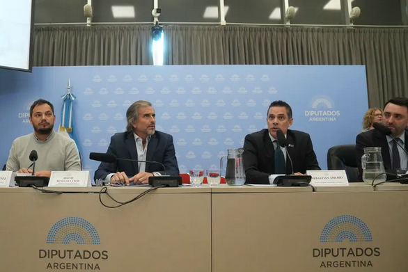 Amerio y Stampalija explicaron el acuerdo con los fondos buitre en ambas Cámaras.