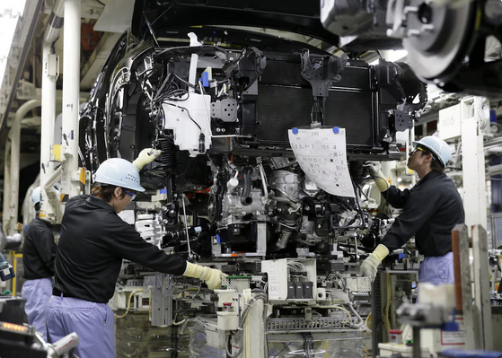 Fotografía de archivo en la que se registró a un grupo de trabajadores de la automotriz japonesa Toyota, al ensamblar un automóvil en una línea de montaje de la fábrica de Miyawaka, en Fukoka (Japón). EFE/Kimimasa Mayama