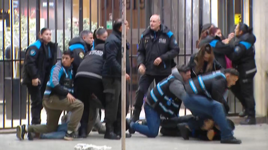 La policía avanzó sobre las personas que se encontraban en el Obelisco festejando el triunfo de la Selección.
