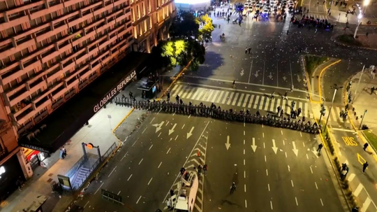 El cordón policial que se desplegó en la zona del Obelisco.